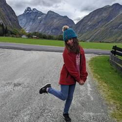 אין כמו שירה מרוצה