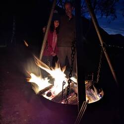 שני הפירומנים הפכו לאנשים מעושנים ואחכ אכלו לארוחת ערב סלמון מעושן