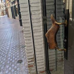 Shoe store door handle in Santo Domingo 👞
