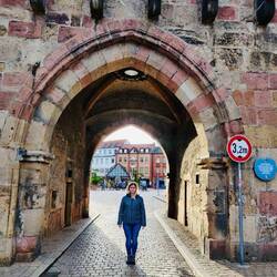 Vanessa im Torbogen irgendeines schönen Turmes