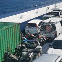 Schlecht gesichert aber die See ist ruhig