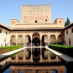 Alhambra ist die meistbesuchte Touristenattraktion Europas. 740 m lang und bis zu 220 m breit.