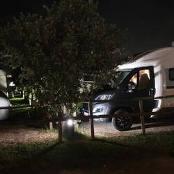 Zum Abend gut ausgelasteter Platz