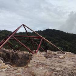 Elisea - eine Pyramide auf einem Felsen