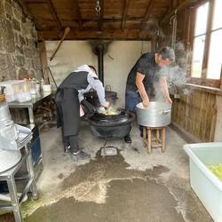Preparing the aligot