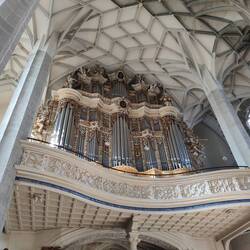 In der Kirche, große Orgel