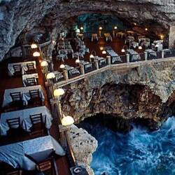 Das Restaurant versteckt sich in den Klippen des vorhergehenden Bildes. Also wieder ein Wimmelbild.