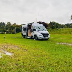 Hervorragend aufgekeilt... steht trotzdem schief.