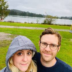 Irgendwelche Menschen auf irgendeinem Stellplatz