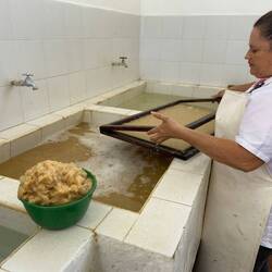 Her putter de papirmassen i forme