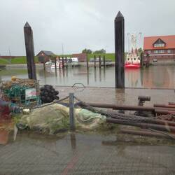 Fedderwardersiel mit Kram und Regen