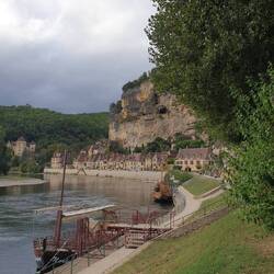 Der Stellplatz liegt direkt an der Dordogne.