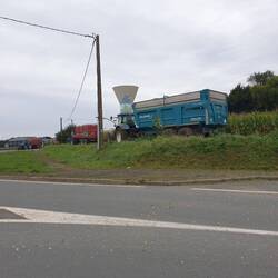 Défilé de tracteurs et remorques pour la récolte du maïs près de Kermoroc´h