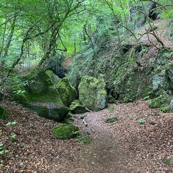 Der Weg führt durch die Felsen...