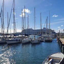 Im Hintergrund die Viking (norwegischer Luxusliner)