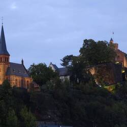 Links die evangelische Kirche, rechts die Saarburg