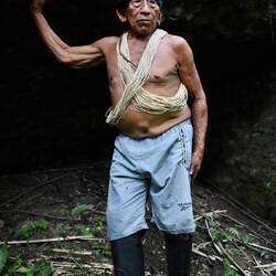 Peque beim Ausflug zur Höhle