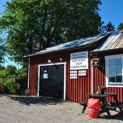 Hier haben wir frisch geräucherten Lachs gekauft