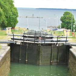 Hier werden mit  11 Schleußen  22 Höhenmeter überwunden