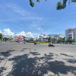 The walk back - very clean and more controlled traffic