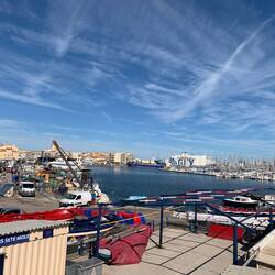 Séte port packed with huge boats in the distance