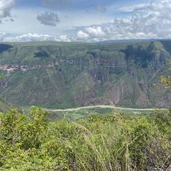 På vej ned i kløften