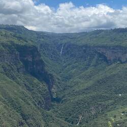 Vi så et vandfald på lang afstand