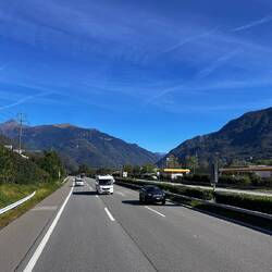 Nach dem Gotthardtunnel empfangen uns Sonne und 23 Grad