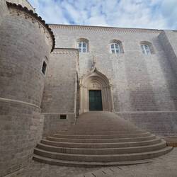 Dominikanski samosas, protest speech against the Lanisters delivered here