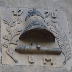 Mabilon goß, erkennbar am Wappen, Glocken und Kanonen.