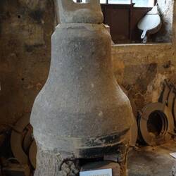 Auf der "falschen Glocke" wird mit den Händen der Glockenmantel geformt.