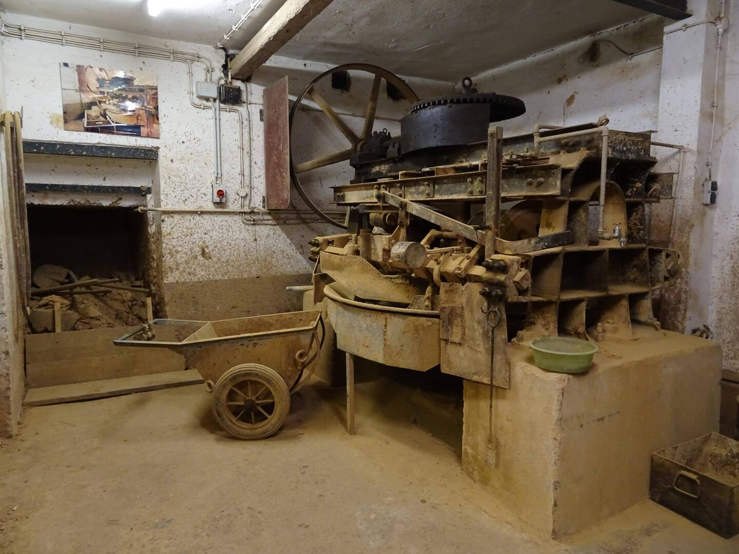 Lehm-Mischmaschine im Lehmraum