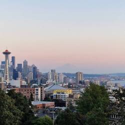 Skyline von Seattle mit Mt Rainier im Hintergrund