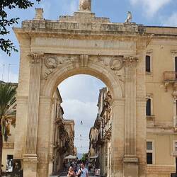 Durch dieses Tor geht's in die Stadt