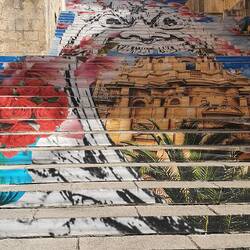 Kunstvoll gestaltete Stiege mitten in Noto