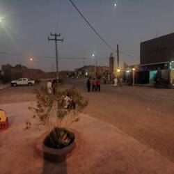 Der Muezzin hat gerufen, Zulauf der Männer zur Moschee