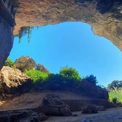 Auch Höhlen gibt's im archäologischen Park