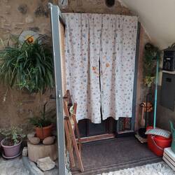 Der Eingang einer Wohnung in Macesine. Bestimmt sitzt auf dem Stuhl die Nona u d guckt Leute.
