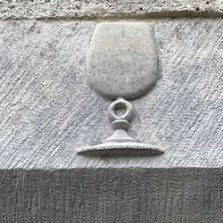 Indicates a winemaker lived in this house