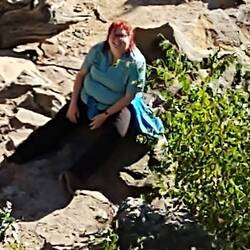 Anja schaut von unten auf den Großvaterfelsen!