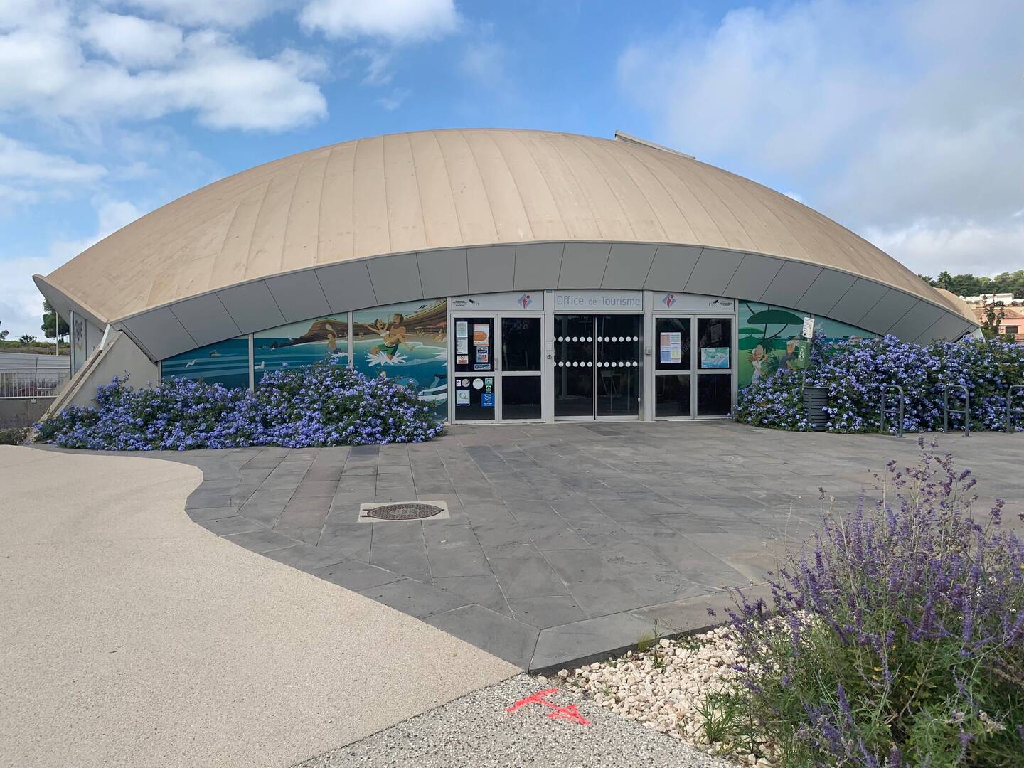 Tourist office next to Palais des Congrès