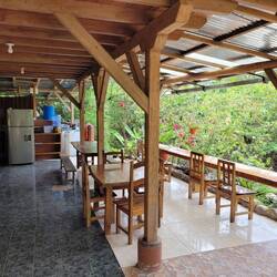 Hostelchuchi mit Usblick ufnes Bechli
