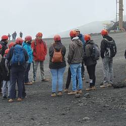 Ein paar Unerdchütterliche lauschen den Worten des Guide