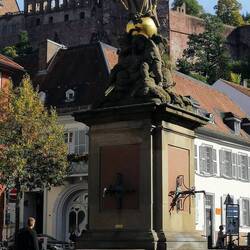 Die Madonnenskulptur auf dem Kornmarkt