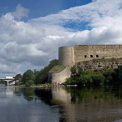 Ivangorod Fortress (to the right) opposite Hermann Castle, with Narva River in between