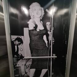 Innenseite Aufzug - echt cool gemacht! Ist ein kompletter Kontrast zu den anderen Unterkünften 😁