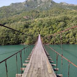 Hängebrücke über Liqeni i Shokopetit, Albanien