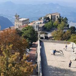 links "Public Palace", rechts " Basilica di San Marino"