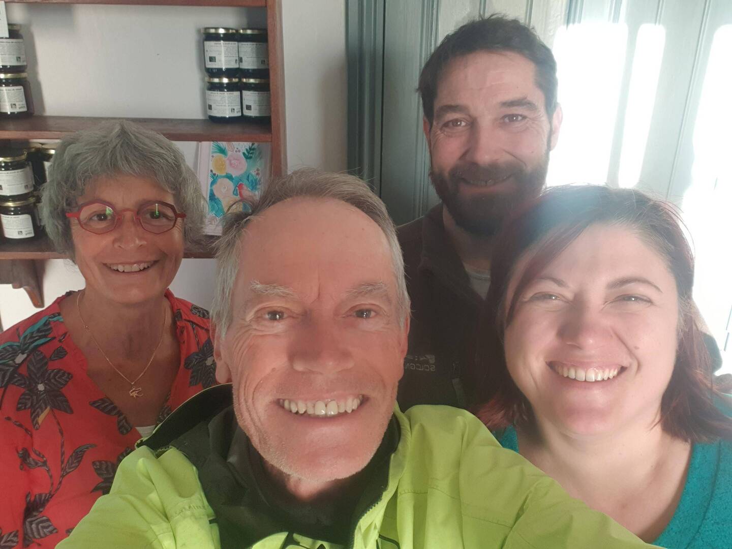 Brigitte, cliente du gîte, Marie, responsable du gîte et son compagnon Guillaume