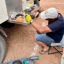 Eklige Reparaturarbeit an der Toilette